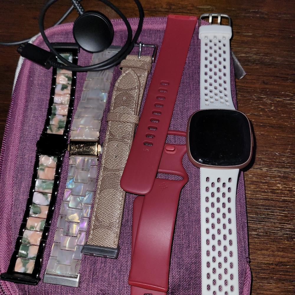 Fitbit Smartwatch  Versa 4 Rose Gold. With 4 Extra Bands And Case